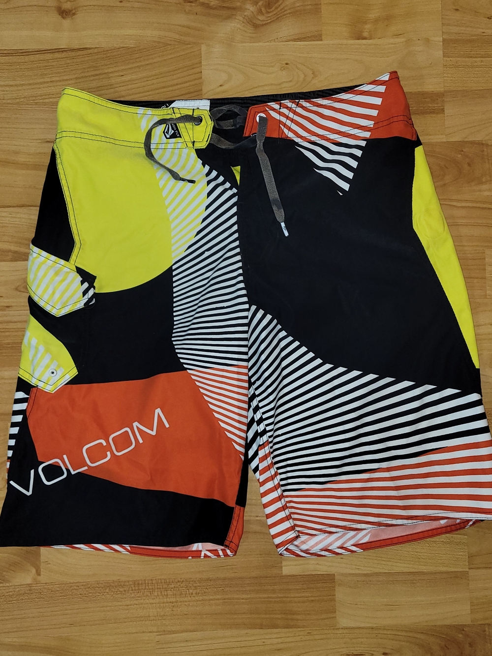 Vintage Y2K Volcom Boardies V2S 2-Way Stretch Board Shorts, Men's Size 32